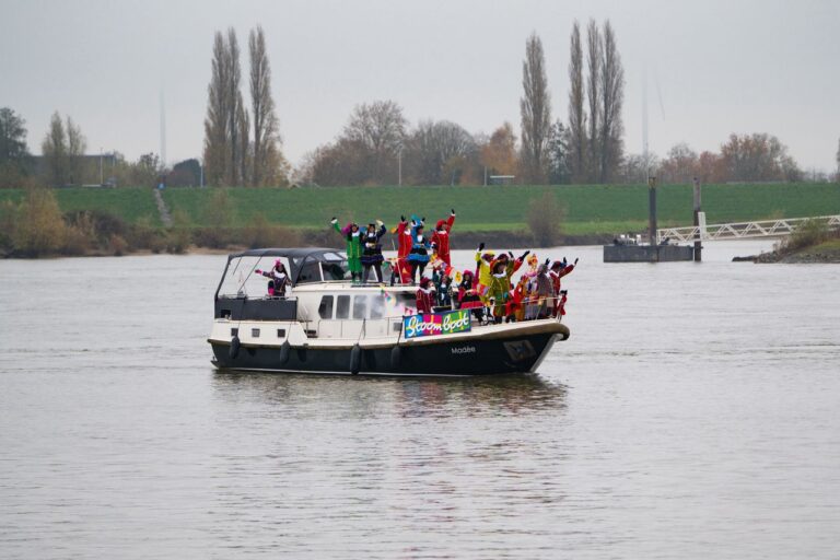 Boot vol met Pieten en Sint in Zaltbommel