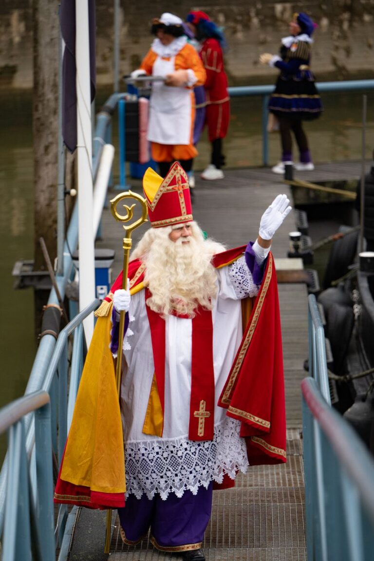 Sinterklaas op de steiger in de haven van Zaltbommel