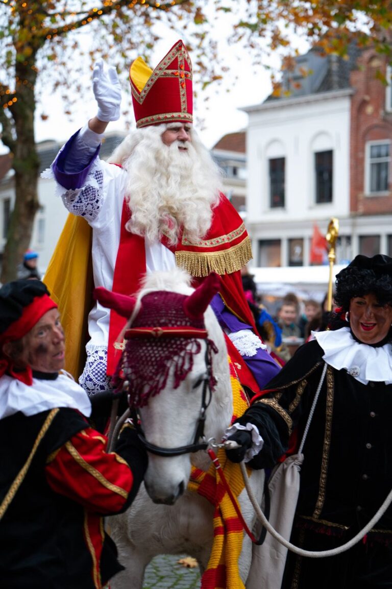 Sinterklaas op paard Ozosnel in de binnenstad van Zaltbommel