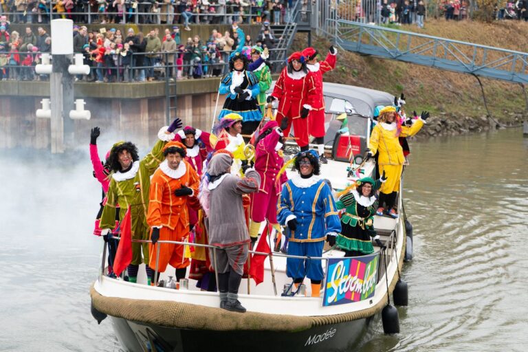 Boot vol Pieten en Sint Zaltbommel